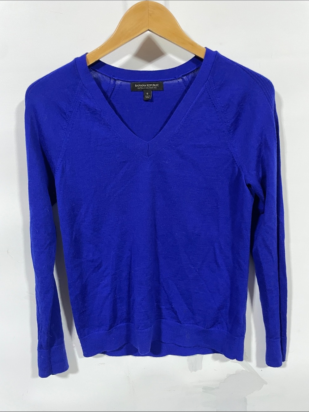 Banana Republic extra fine merino wool Long Sleeve V-Neck Sweater in Cobalt Blue